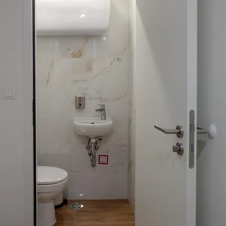 Ruby Red House בית הארחה 3*